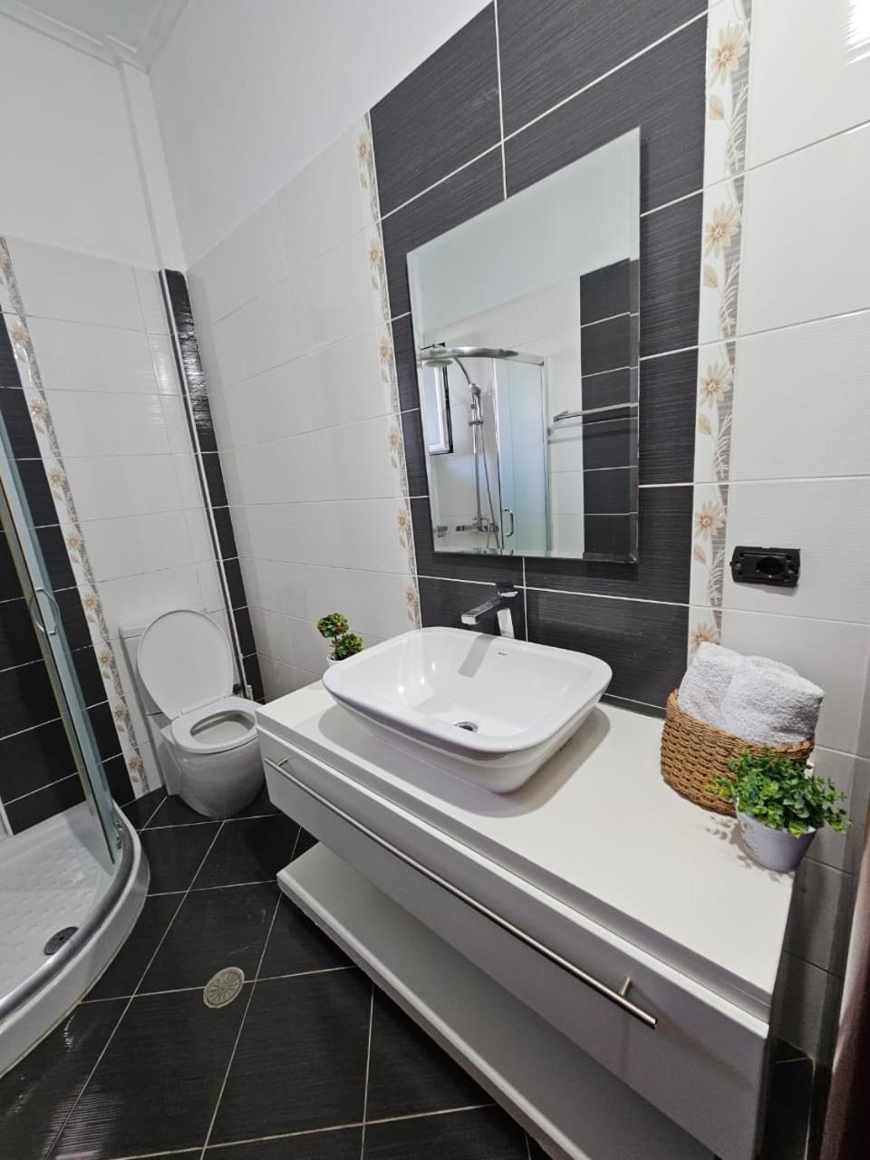 Leon Sea View Apartment Sarandë Exterior foto